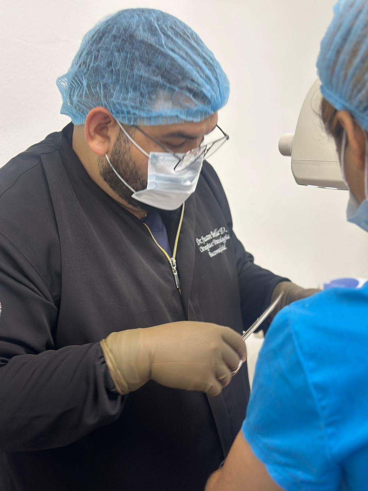 Dentista atendiendo paciente en clínica moderna